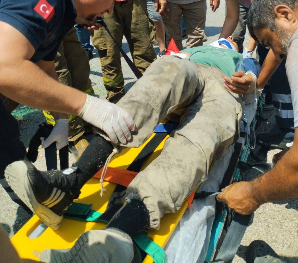 Susurluk’ta saman yüklü traktör devrildi: 1 yaralı