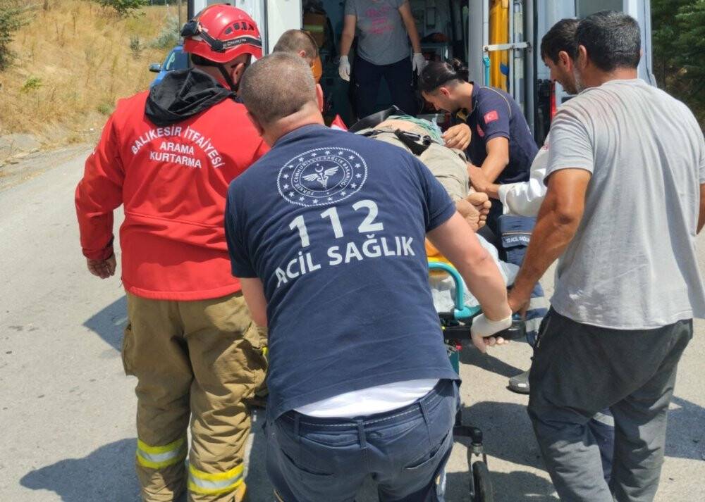 Susurluk’ta saman yüklü traktör devrildi: 1 yaralı