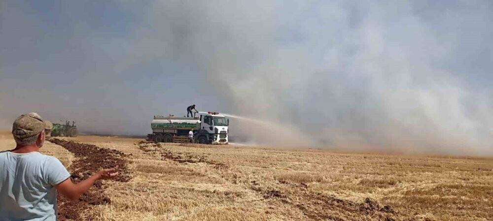 Konya'da saman balyası yüklü minibüs yandı, alevler arazideki samanları da yaktı