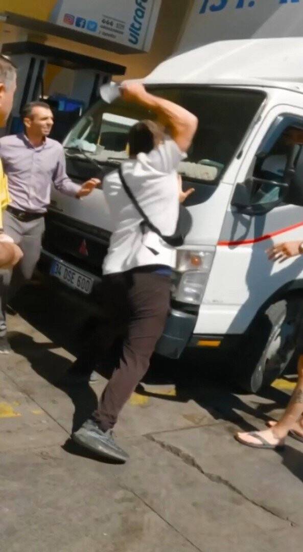 Maltepe’de akaryakıt istasyonunda satırlı kavga
