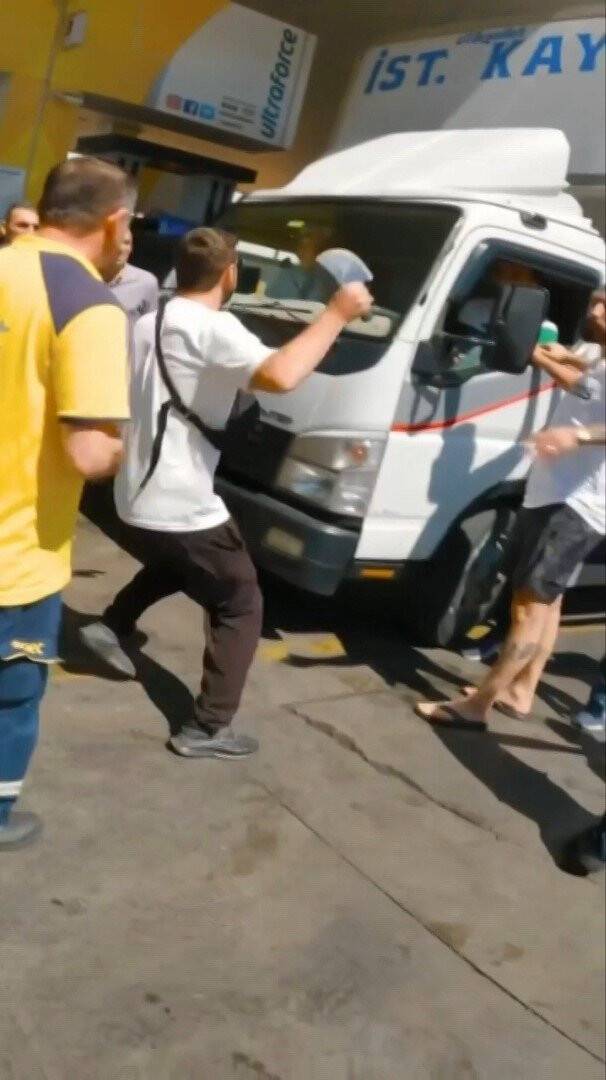 Maltepe’de akaryakıt istasyonunda satırlı kavga
