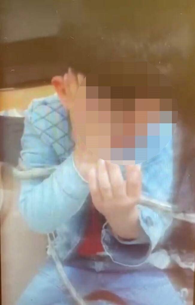 Hayvan yapmaz! Vicdansız babadan çocuklarına işkence! Görüntüler yürek dağladı