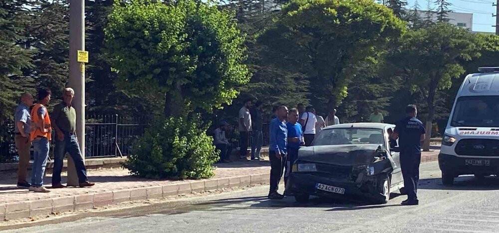 Konya Kulu'da 2 otomobil çarpıştı: 2 yaralı