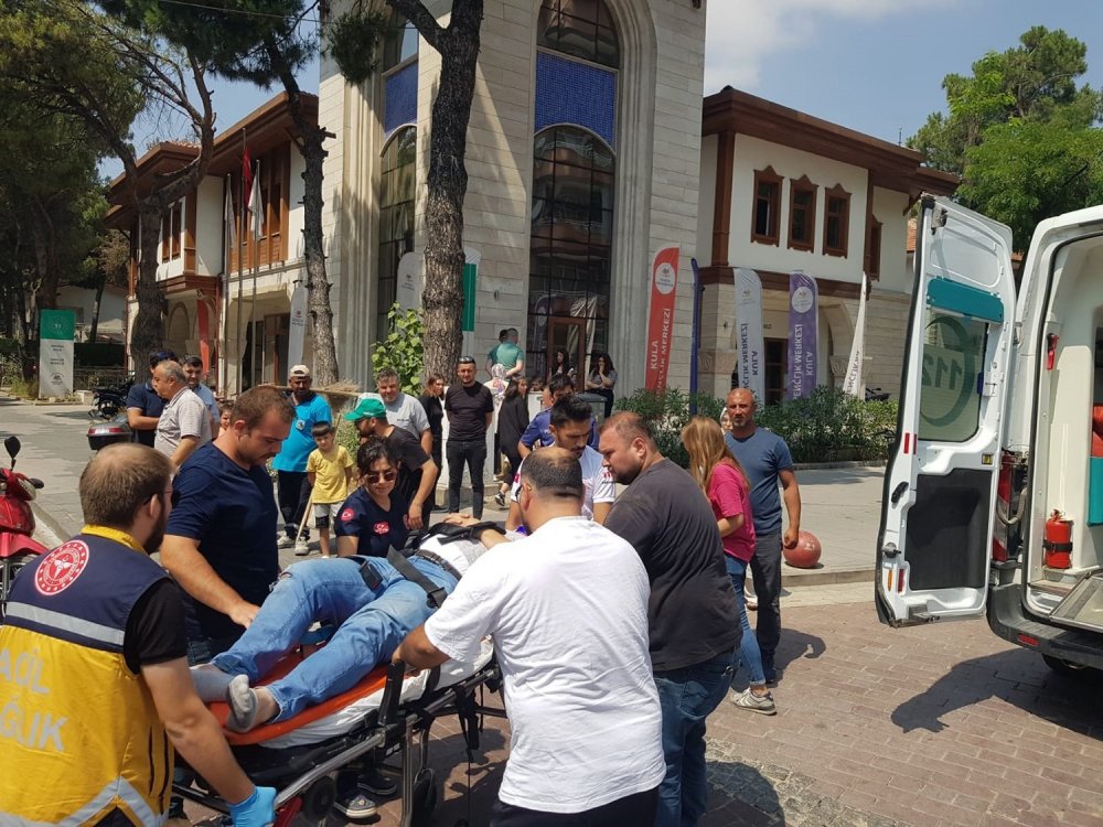 Kula'da elektrikli bisiklet ve otomobil kaza yaptı: 1 ağır yaralı