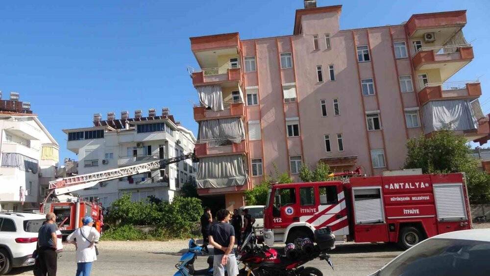Mutfaktaki buzdolabı binada yangın çıkardı