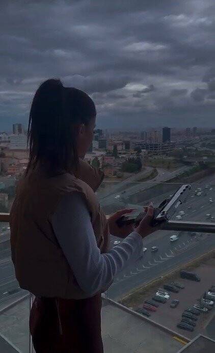 Silahla havaya ateş açan kadın maganda kamerada