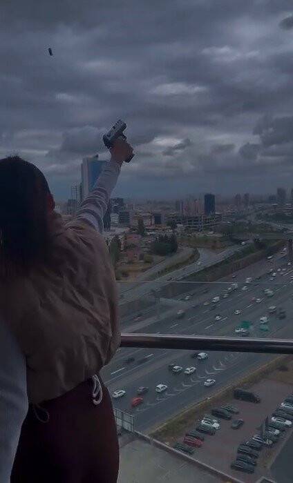 Silahla havaya ateş açan kadın maganda kamerada