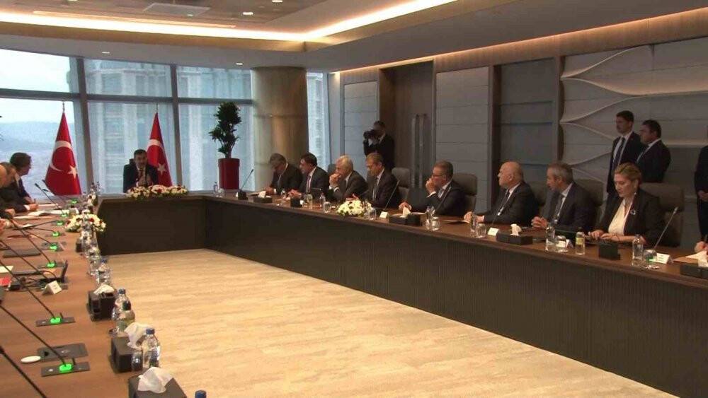 Yılmaz'dan yatırımları düşürmeden ekonomik denge mesajı