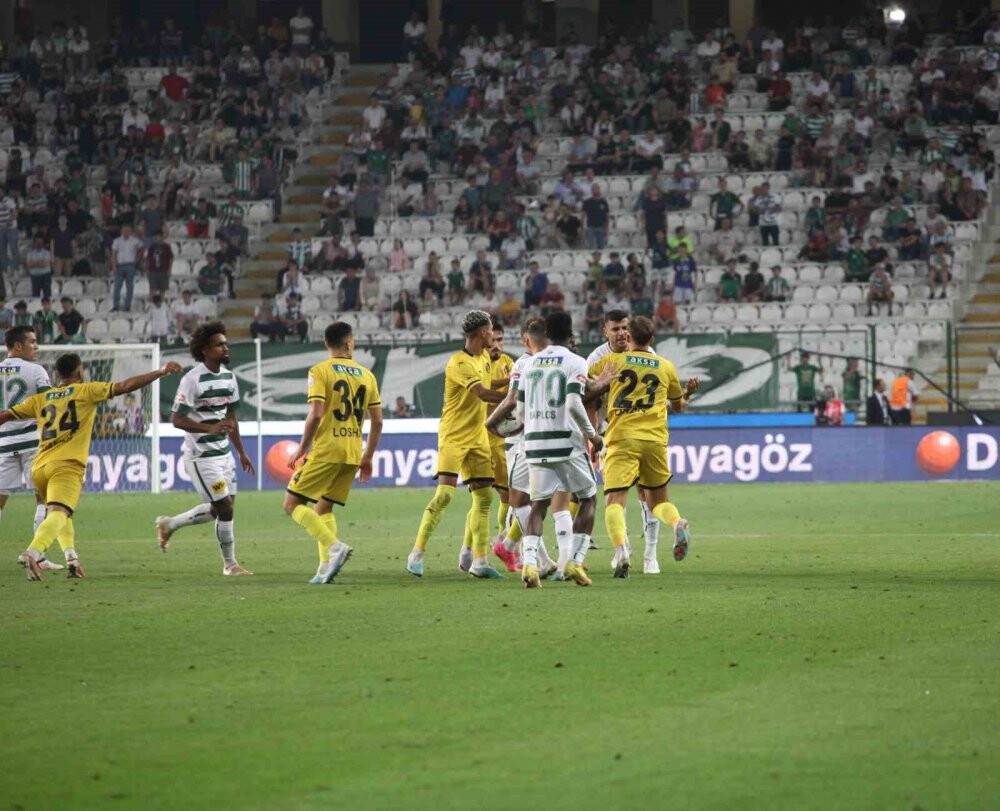 Konyaspor - İstanbulspor maçında gerginlik! Kırmızı kartlar peş peşe