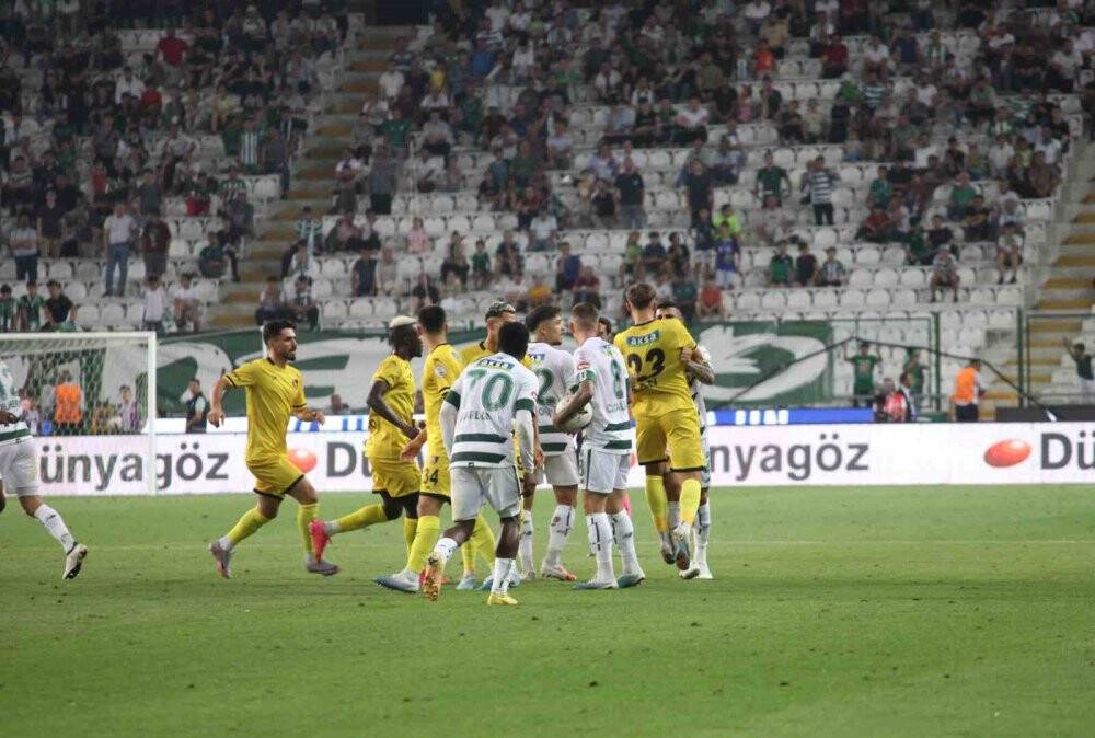 Konyaspor - İstanbulspor maçında gerginlik! Kırmızı kartlar peş peşe