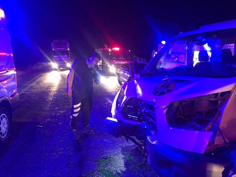 Otomobil ile kamyonet çarpıştı: 9 yaralı