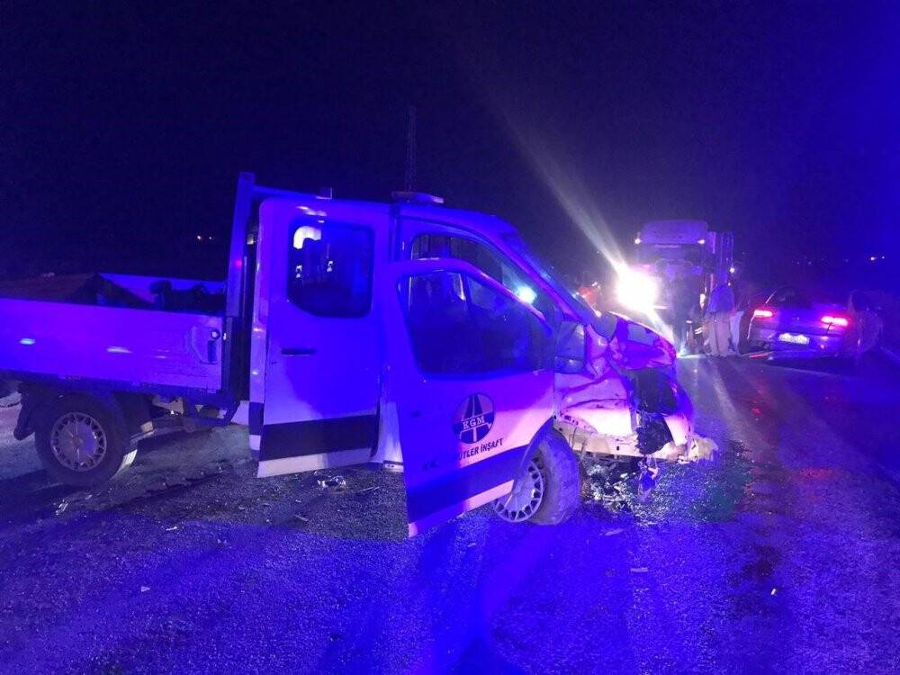 Otomobil ile kamyonet çarpıştı: 9 yaralı