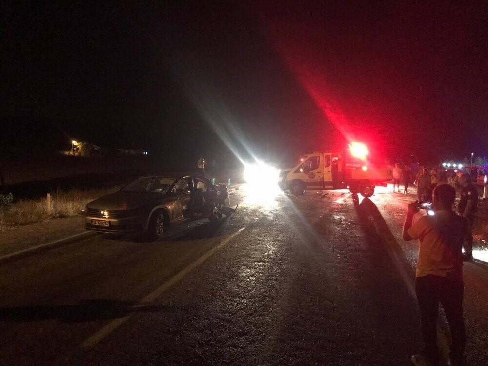 Otomobil ile kamyonet çarpıştı: 9 yaralı