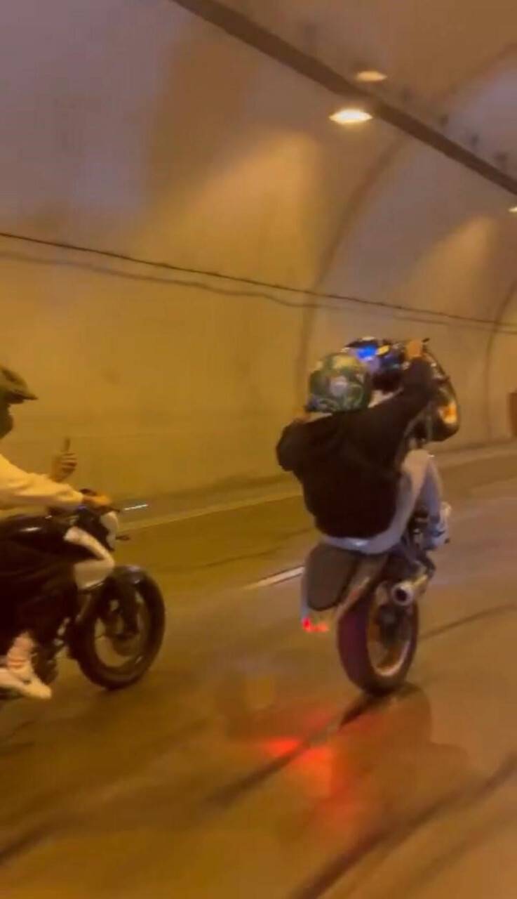 Tünelde motosikletle tek teker gitti!