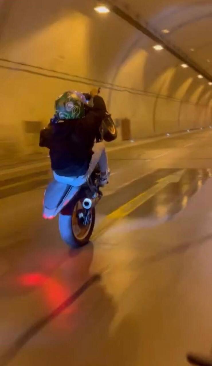 Tünelde motosikletle tek teker gitti!