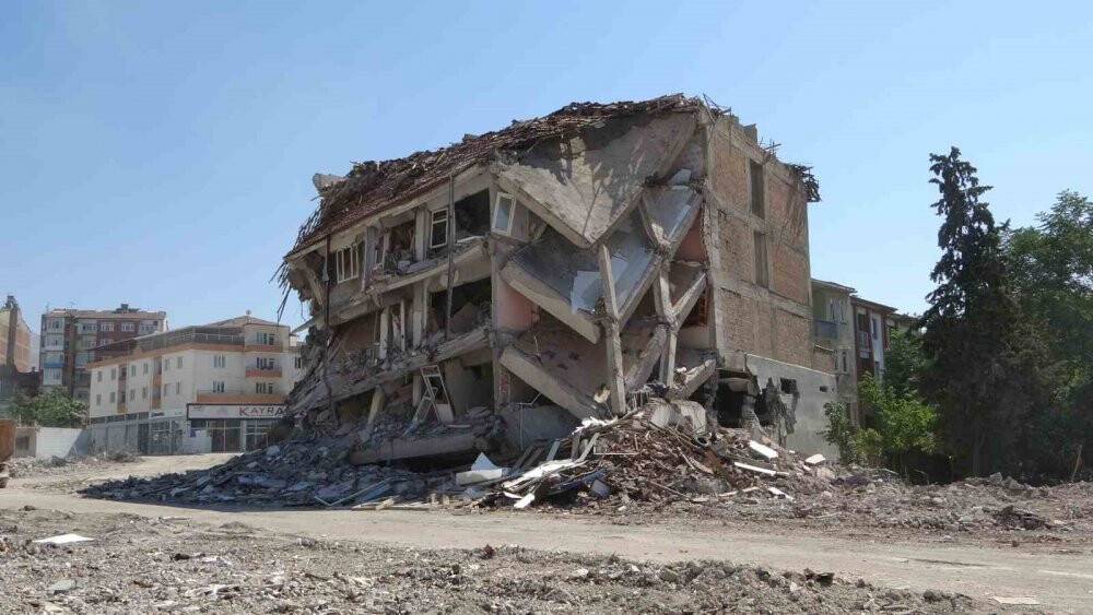 1 günde üç depremle sarsılan şehirde ağır hasarlı binaların yıkımlarına hız verildi