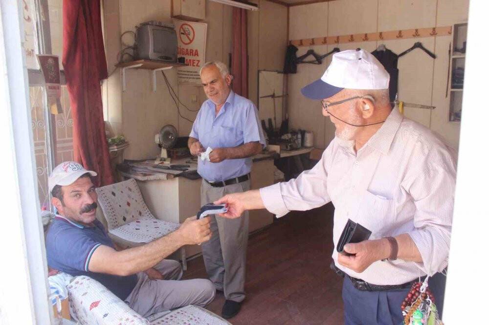77 yaşındaki Konyalı İbrahim amca her gün kilometrelerce yürüyerek ekmeğini kazanıyor