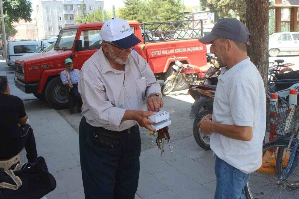 77 yaşındaki Konyalı İbrahim amca her gün kilometrelerce yürüyerek ekmeğini kazanıyor