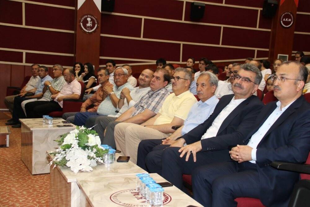 Akşehir'in başarılı öğrencileri ödüllendirdi