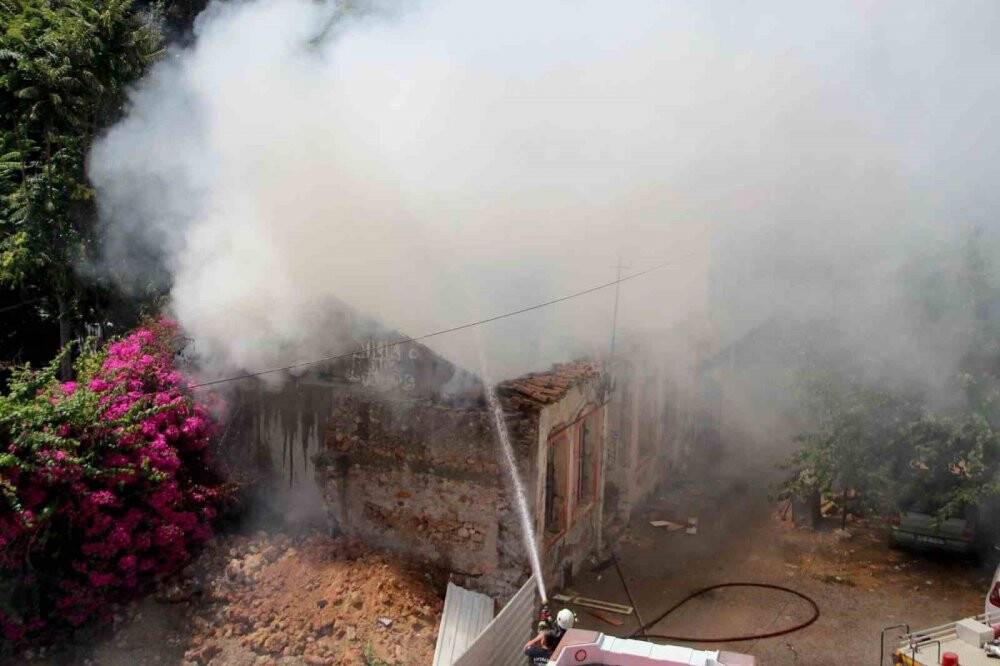 Alevlere teslim olan tarihi ev mahalleliyi sokağa döktü
