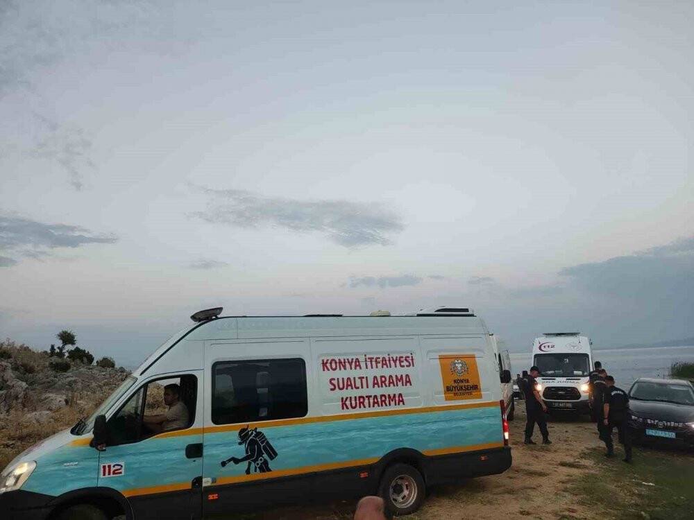 Beyşehir'de gölde batan teknedeki 2 kişi kurtuldu, 1 kişinin cansız bedenine ulaşıldı