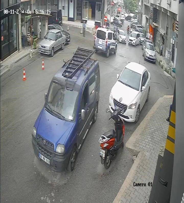 El frenini çekmeyi unuttu: Kazaya gelen polis aracına da motokurye çarptı
