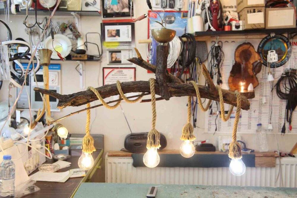 Konyalı elektrik ustası budadığı elma ağaçlarından iş yerine avize yaptı