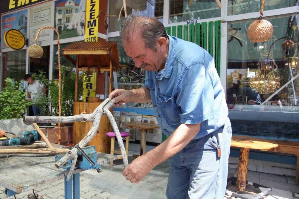 Konyalı elektrik ustası budadığı elma ağaçlarından iş yerine avize yaptı