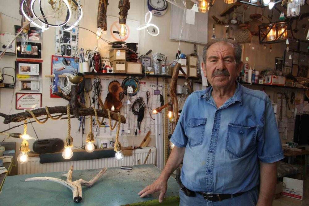 Konyalı elektrik ustası budadığı elma ağaçlarından iş yerine avize yaptı