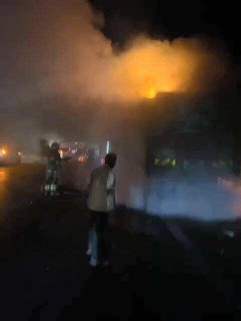 Bursa’da bir kamyon içindeki arılarla birlikte alev aldı