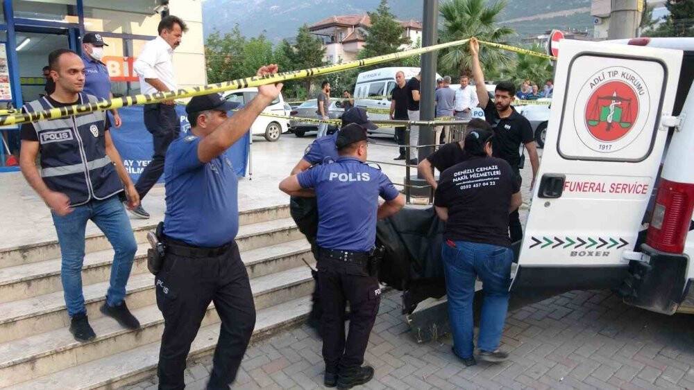 Eşi tarafından silahla yaralandı