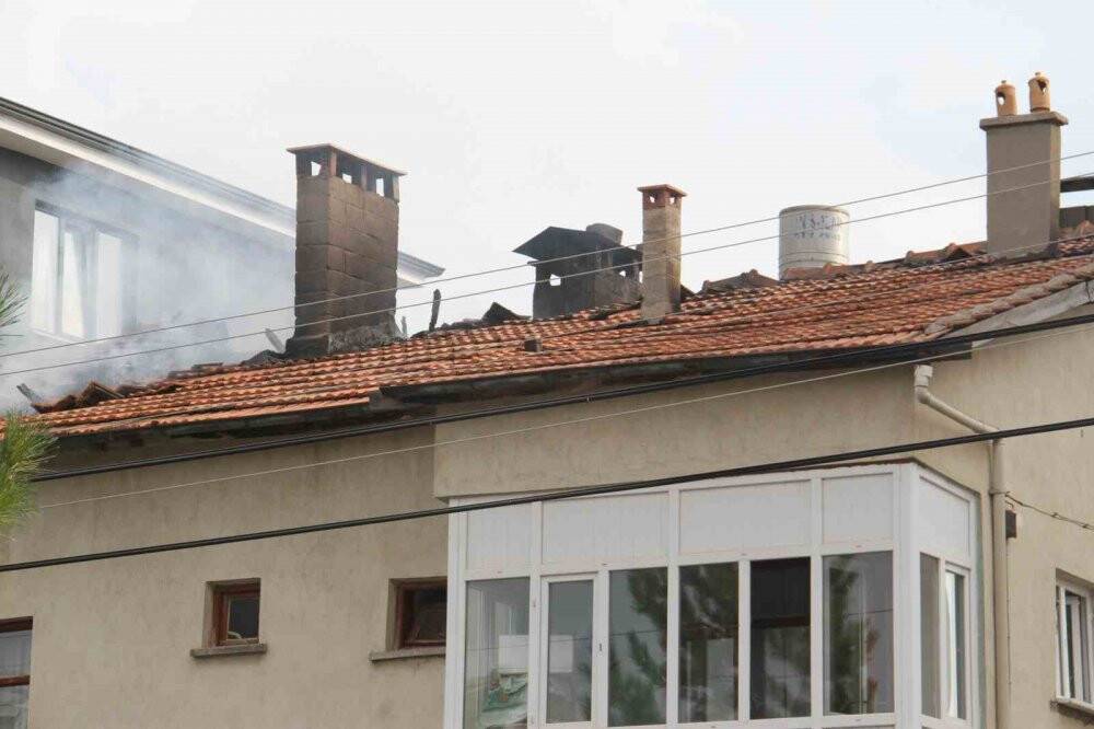 Konserve pişirmek için çatıda ateş yaktılar! Yangın çıktı