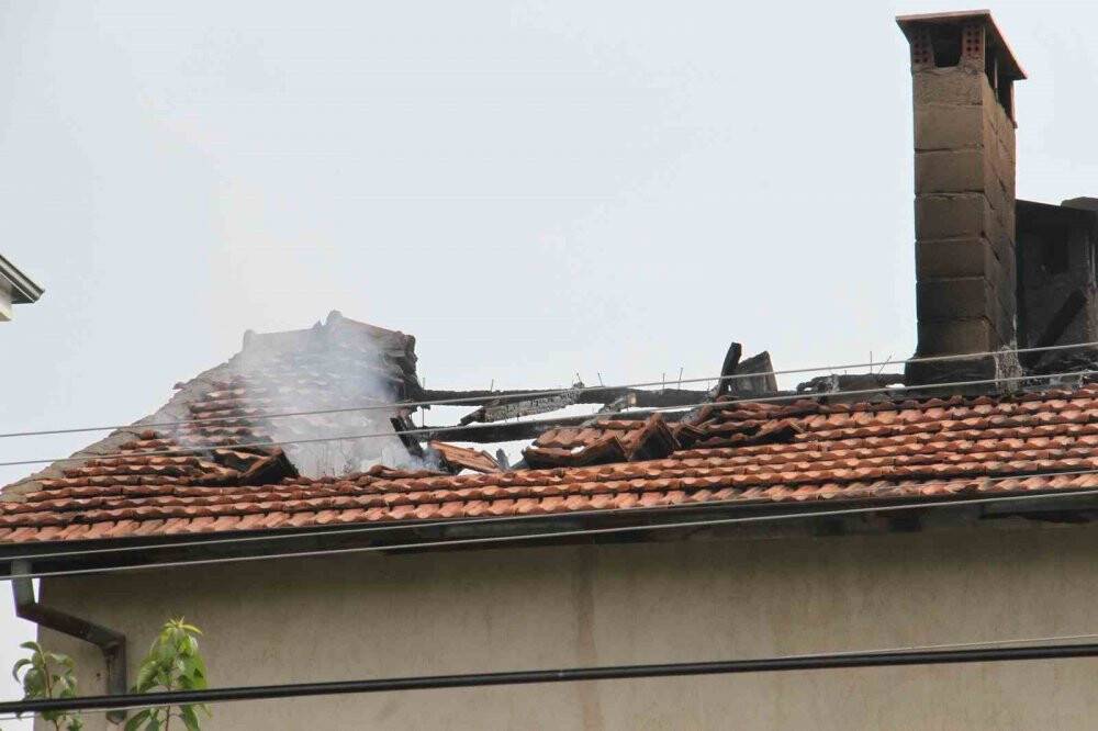 Konserve pişirmek için çatıda ateş yaktılar! Yangın çıktı