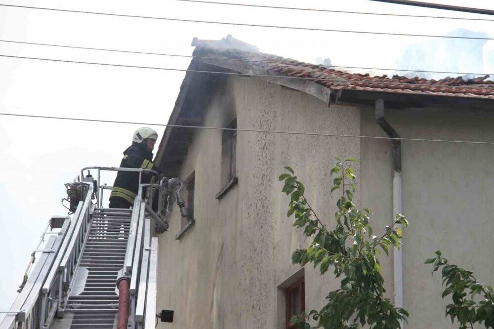 Konserve pişirmek için çatıda ateş yaktılar! Yangın çıktı