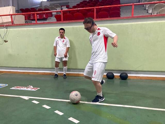 aa-20230817-31939371-31939369-down-sendromlu-futsal-milli-takiminin-konya-kampi-suruyor.jpg