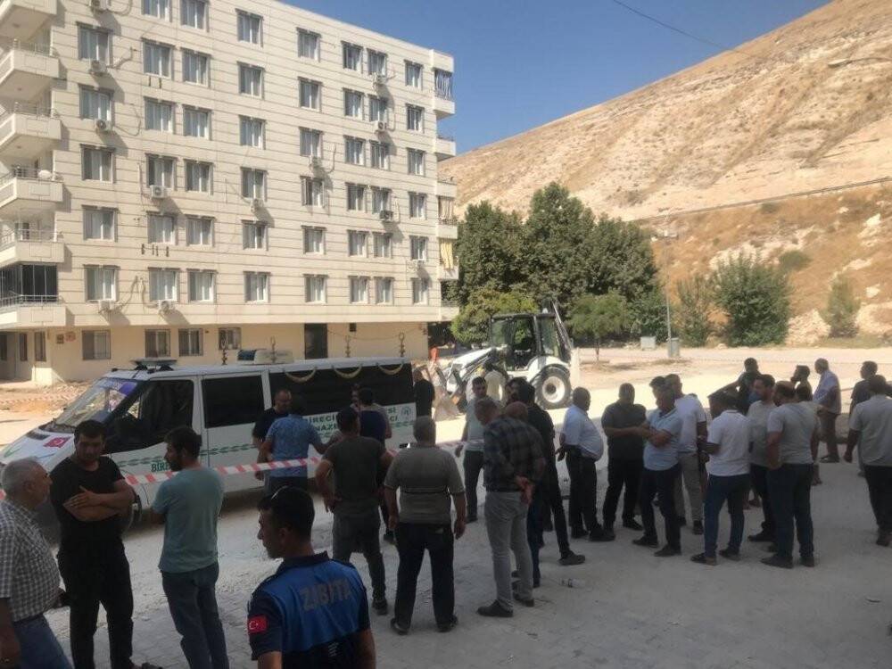 İş makinesinin altında kalan kadın, feci şekilde can verdi