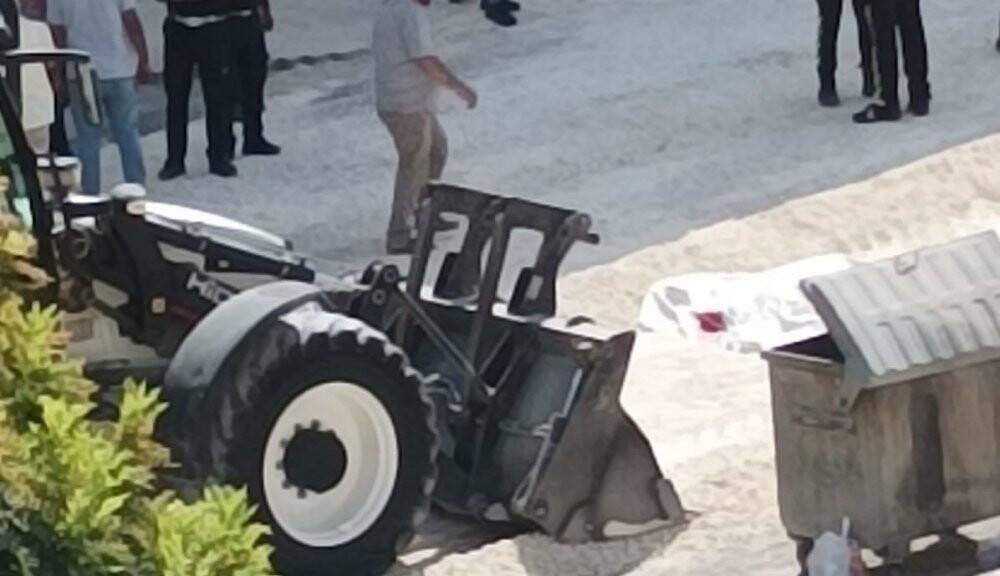 İş makinesinin altında kalan kadın, feci şekilde can verdi