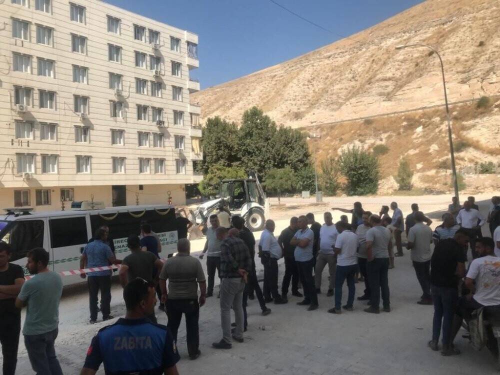 İş makinesinin altında kalan kadın, feci şekilde can verdi