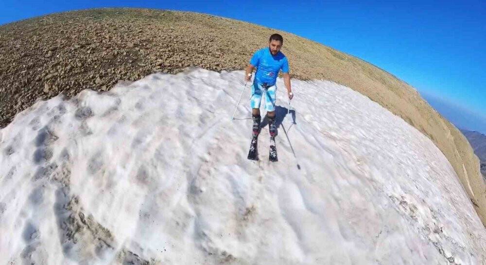 Ağustosun ortasında 40 derece sıcakta kayak yaptı