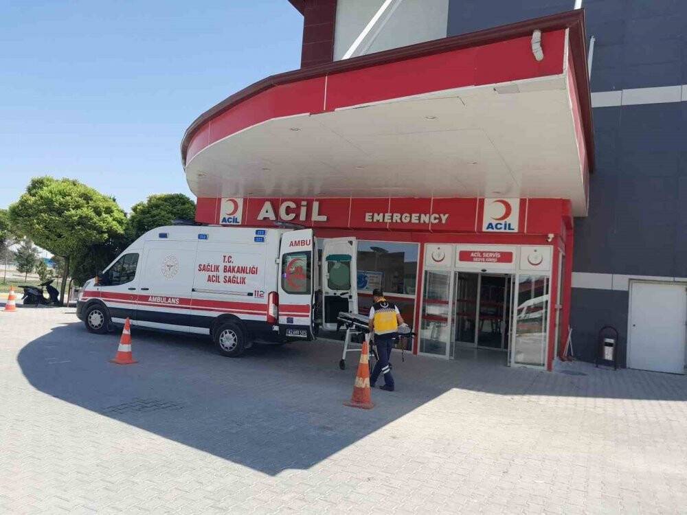 Lastiği patlayınca devrildi: 2'si çocuk 4 yaralı