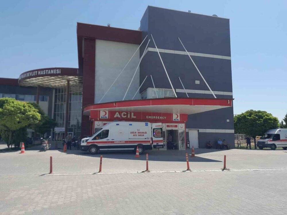 Lastiği patlayınca devrildi: 2'si çocuk 4 yaralı