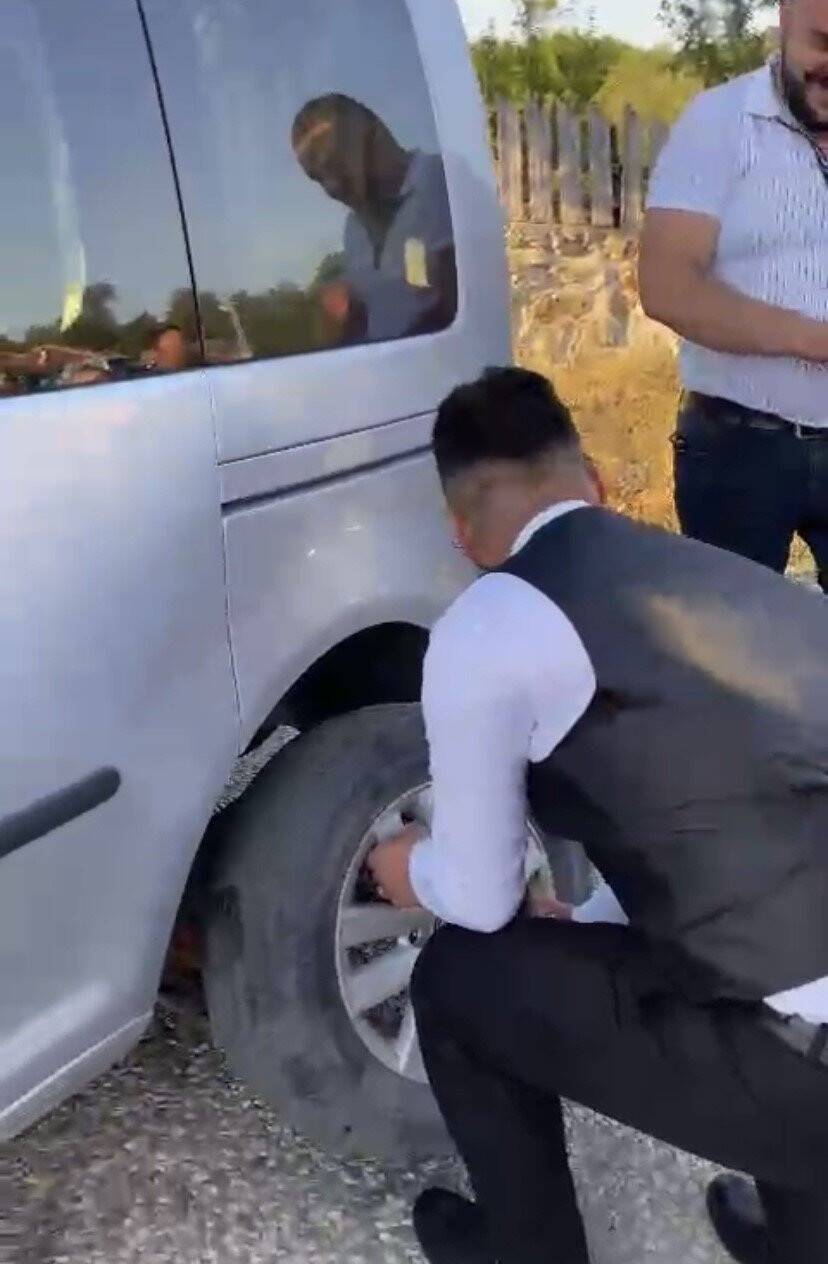 Düğün konvoyunu durdurup damada lastik değiştirttiler