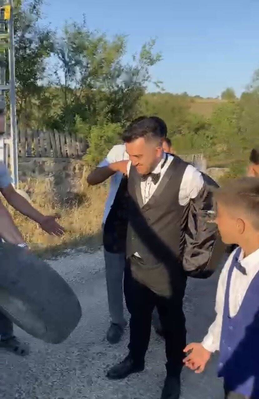 Düğün konvoyunu durdurup damada lastik değiştirttiler