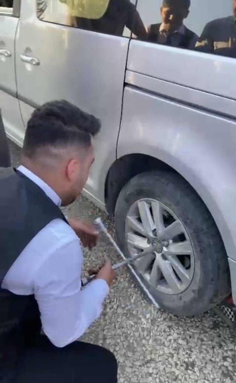 Düğün konvoyunu durdurup damada lastik değiştirttiler