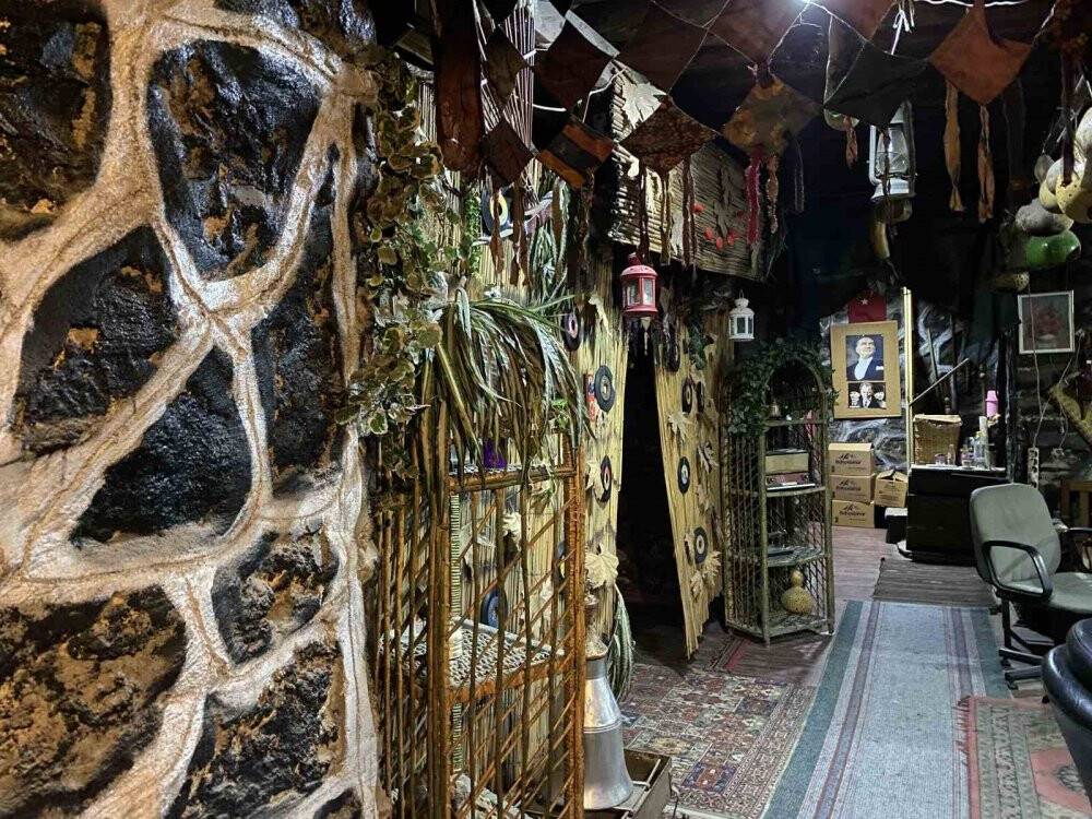 Konyalı emekli öğretmenin müze gibi kafesi geçmişe götürüyor