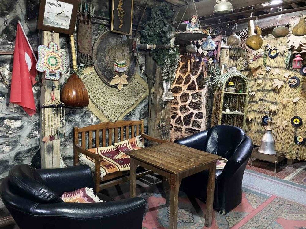 Konyalı emekli öğretmenin müze gibi kafesi geçmişe götürüyor