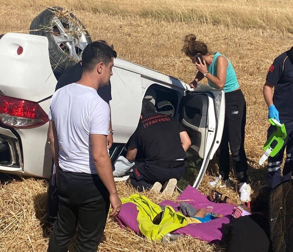 Takla atarak tarlaya devrildi: 4 yaralı