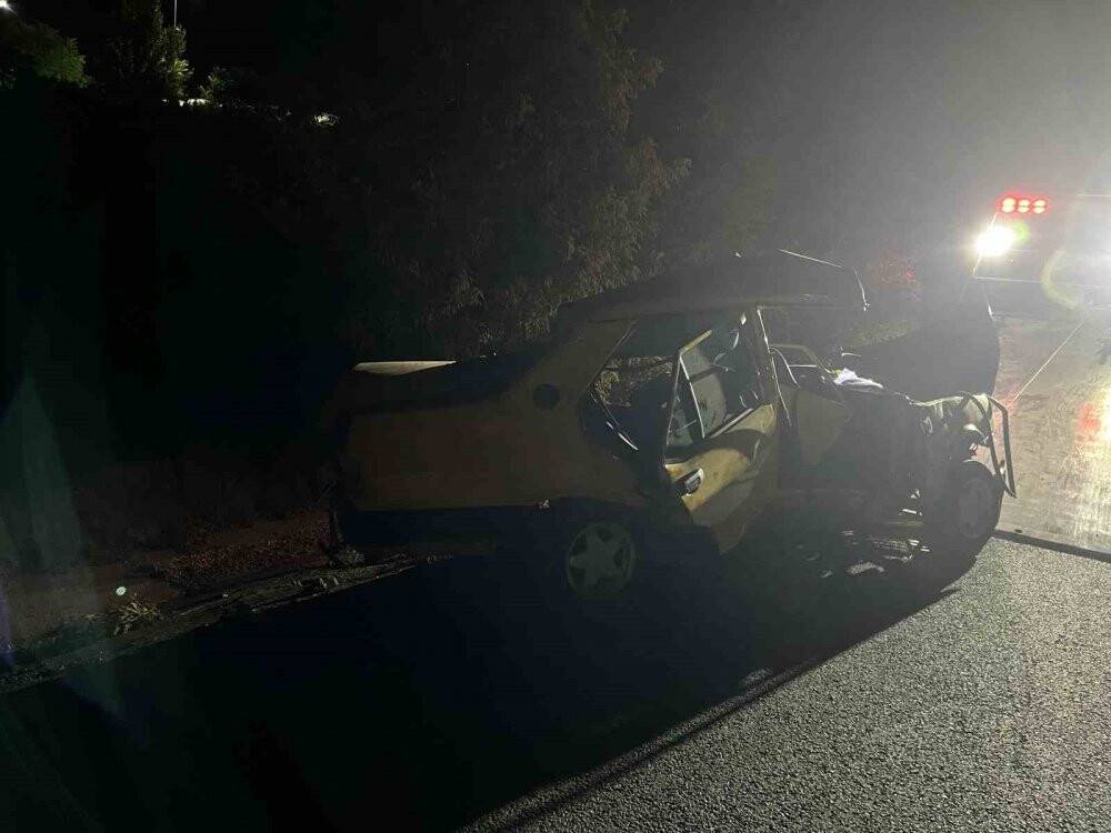 Ankara-Konya yolunda otomobil ağaca çarptı:2 ölü