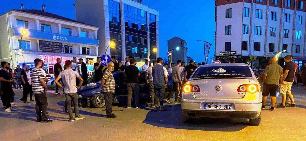 Konya'da  kavşakta otomobiller çarpıştı: 2 yaralı