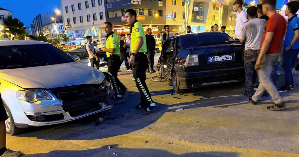 Konya'da  kavşakta otomobiller çarpıştı: 2 yaralı